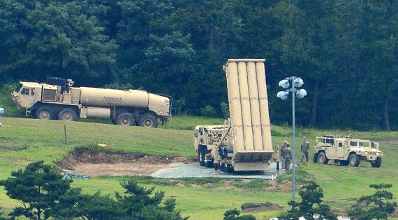 주한미군의 사드(THAAD·고고도미사일방어체계) 발사대 4기 추가배치가 임박한 6일 오전 경북 성주군 초전면 소성리 사드기지에서 미군들이 배치된 사드 주변에 모여 있다.국방부는 환경영향평가 조건부 동의에 따라 이번 주 중 사드 추가배치를 완료할 계획이다. 사진=뉴시스