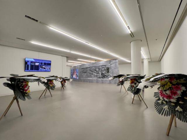 전시장은 장례식장처럼 꾸며져 있다. 조폭처럼 줄지어서 고개를 숙인 화환에는 관광업체나 오븐업체 등에서 보낸 글이 적혀 있다. 김민호 기자