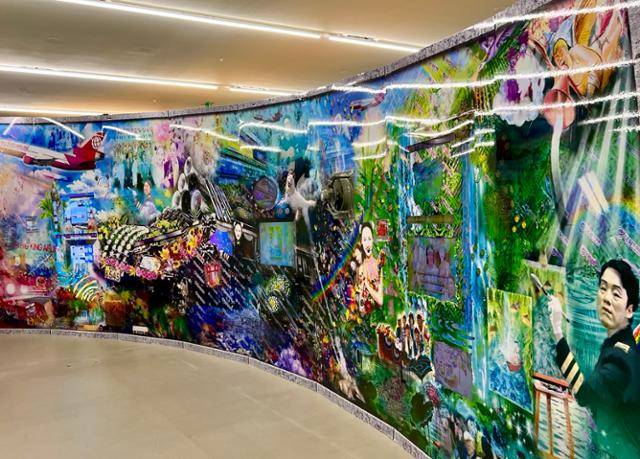 전시장 중앙을 가로지르는 가짜 대리석 벽체 뒷면은 총천연색 홍보물과 영상들로 꾸며졌다. 이대왕이 운영했던 여행사의 이력을 홍보하거나 언젠가 항공사를 운영하겠다는 꿈을 소개하는 식이다. 김민호 기자