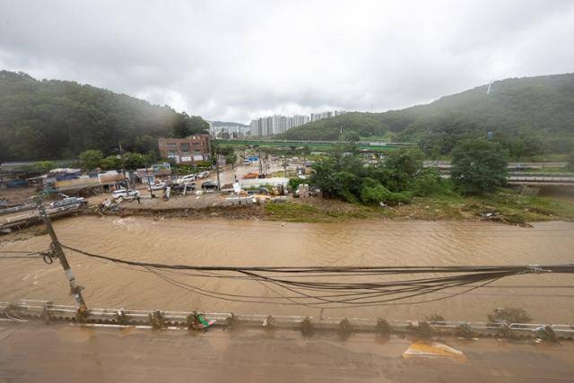 9일 경기 용인시 수지구 고기동 일대 동막천 범람으로 주변 지역이 침수피해를 입었다. 뉴시스