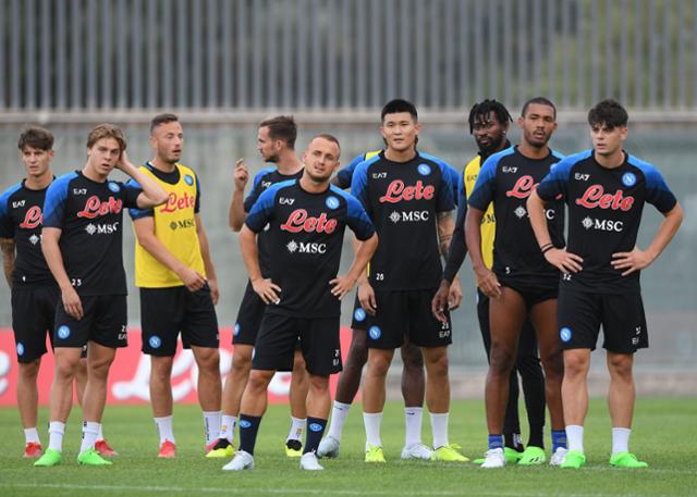 나폴리 유니폼을 입은 김밈재(오른쪽 네 번째)가 7월 28일(현지시간) 이탈리아 카스텔 디 산그로 훈련장에서 팀 훈련을 소화하고 있다. 김민재는 나폴리의 2022~23시즌 세리에A 첫 경기에 선발 출전이 예상된다. 뉴스1