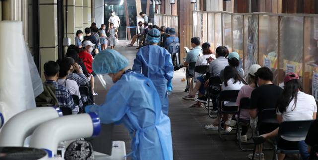 광복절인 15일 오전 서울 송파구보건소 코로나19 선별진료소를 찾은 시민들이 검사를 받기 위해 대기하고 있다. 뉴시스