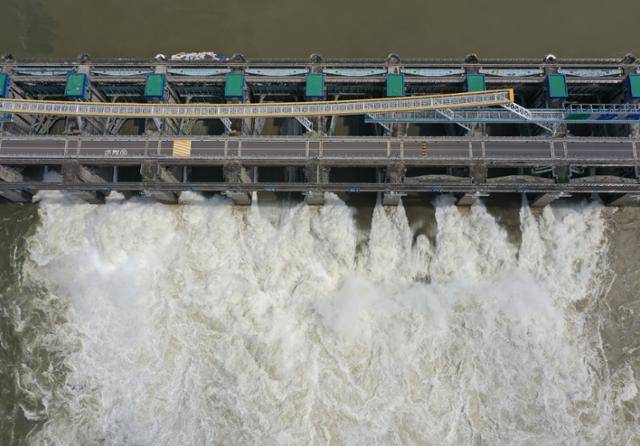 14일 오후 경기 하남시 팔당댐에서 흙탕물이 방류되고 있다. 기상청은 광복절인 15일 밤 수도권과 영서에 또 한 번 국지성 호우가 내릴 것으로 예보했다.뉴스1