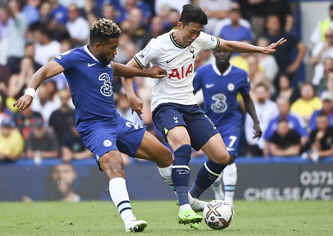 리스 제임스와 경합하는 손흥민. [EPA=연합뉴스]