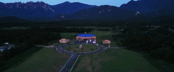 영화 '헌트' 예고편의 한 장면. 태국 묘역을 비추는 롱샷에 설악산 울산바위가 함께 보인다. 메가박스중앙 플러스엠