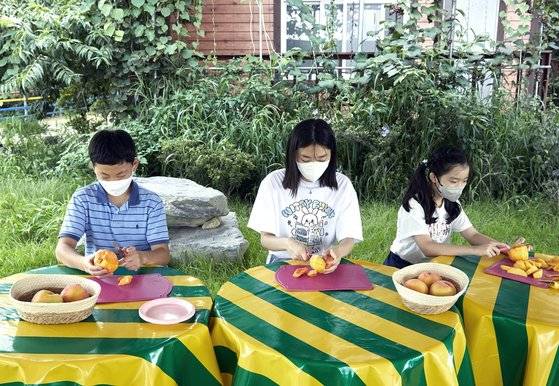 간식으로 황도 만들기에 도전한 소중 학생기자단. 황도를 만들 때는 과육이 단단한 품종을 쓰는 게 좋다.
