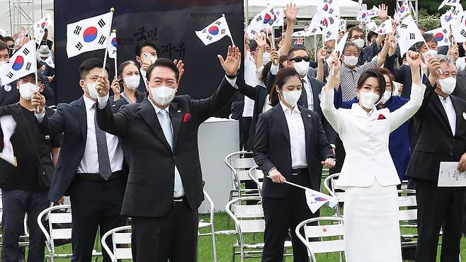 만세삼창을 하는 윤 대통령과 김건희 여사. 연합뉴스