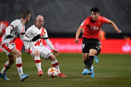 라요 바예카노전에서 상대 수비수 사이로 패스를 시도하는 이강인. AFP=연합뉴스