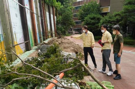 조희연 서울시교육감(왼쪽)이 지난 11일 오후 서울 동작구 국사봉중학교를 방문해 집중호우 피해 현장 상황을 살펴보고 있다. 사진 서울시교육청