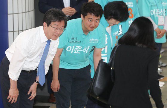 2018년 6월 4일 이준석 당시 바른미래당 노원구병 국회의원 후보와 지원 유세에 나선 유승민 공동대표가 서울 마들역에서 지지를 호소하는 모습. 뉴스1