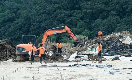 강원 원주시 섬강에서 실종된 노부부를 찾기 위한 수색작업 7일째인 15일 실종자 가족들이 애타게 지켜보는 앞에서 소방 당국이 중장비와 구조견 등을 투입, 정밀 수색을 하고 있다. 연합뉴스