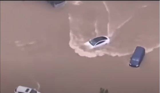 지난해 7월 중국 정저우에서 홍수가 나자 테슬라 차량이 일반 차량 3대 사이를 지나가고 있다. 사진 유튜브