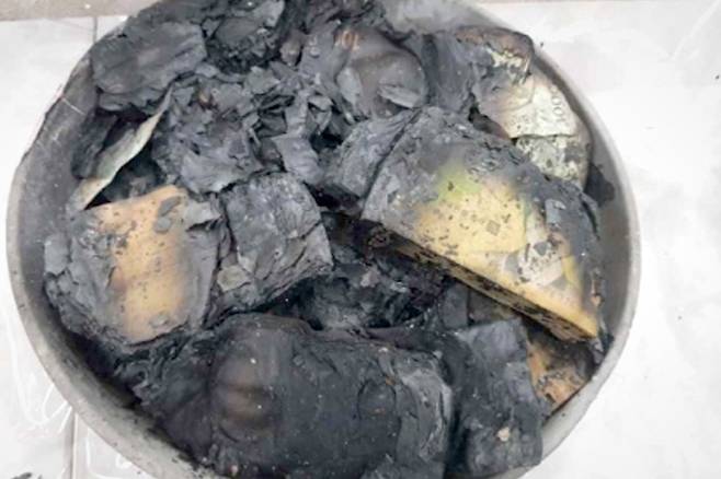 화재로 불에 탄 은행권. 사진 한국은행