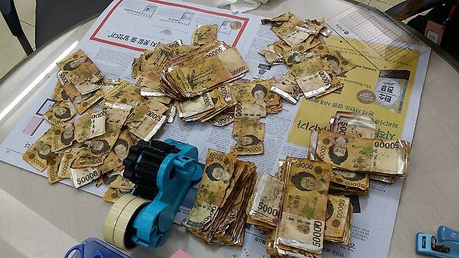 장판 밑 습기 등으로 훼손된 은행권. 사진 한국은행