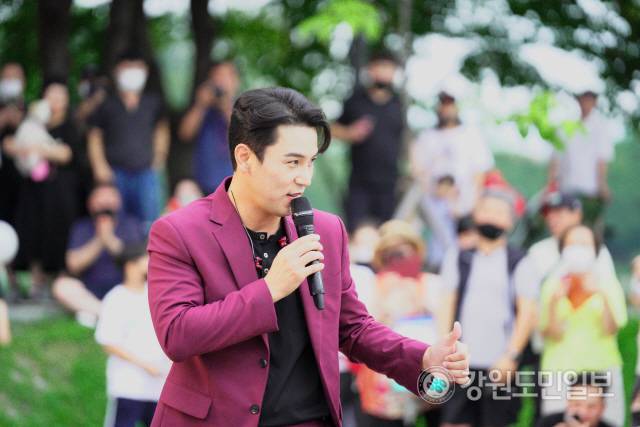 ▲ 춘천민예총은 지난 14일 공지천 야외공연장에서 ‘리조이스 힐링 페스티벌’을 개최했다. 이날 트로트 가수 장민호, 태권도 공연팀 K타이거즈, 필그림 앙상블 등이 출연해 다채로운 공연을 선보였다. 사진은 트로트 가수 장민호의 공연 모습.