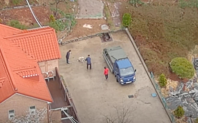 경기도 의 한 교회에서 중간 상인이 반려견을 매입하는 모습. 동물해방물결 제공.