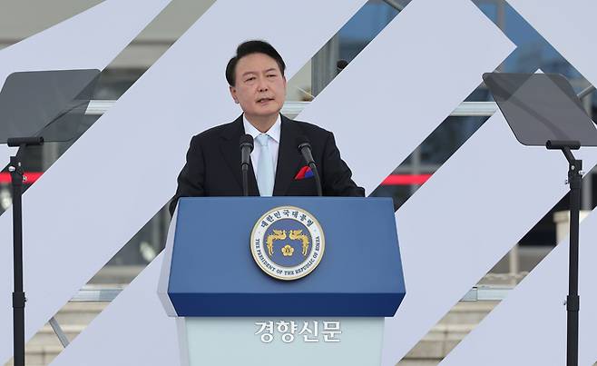 윤석열 대통령이 15일 서울 용산 대통령실 잔디마당에서 열린 제77주년 광복절 경축식에서 경축사를 하고 있다. 대통령실사진기자단