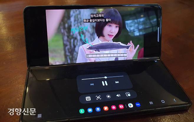 갤럭스Z폴드4를 반으로 접어 넷플릭스 앱에서 <이상한 변호사 우영우>를 시청했다. 넷플릭스를 실행하면 ‘플렉스 모드(화면 최적화)’가 자동 적용돼 화면 상단에는 영상이, 하단에는 영상 조작 메뉴가 나타난다.