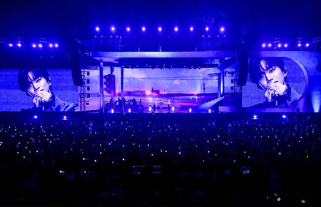 Concertgoers at the “Lee Jun-ho 2022 Fan-Con ‘Before Midnight’” at the SK Olympic Handball Gymnasium at Seoul’s Olympic Park, Sunday (JYP Entertainment)