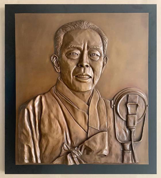 Actor Song Hye-ko and Professor Seo Kyoung-duk of Sungshin Women's University donated a carved artwork of Kim Kyu-sik (1881-1950), a vice president of the Provisional Government of the Republic of Korea, in memory of National Liberation Day. [SEO KYOUNG-DUK]