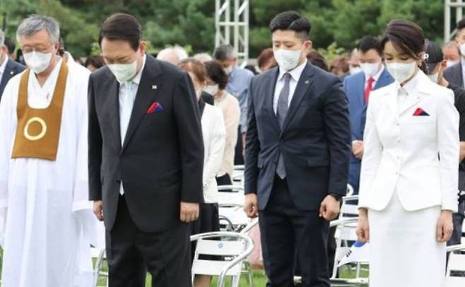 윤석열 대통령과 김건희 여사가 15일 서울 용산 대통령실 청사 잔디마당에서 열린 제77주년 광복절 경축식에서 묵념하고 있다. &nbsp; 연합뉴스
