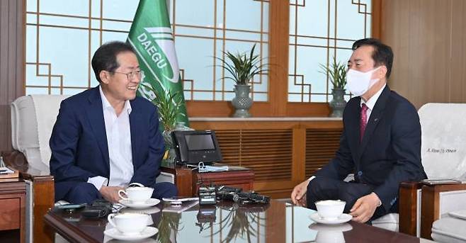 홍준표 대구시장이 지난 11일 권기창 안동시장을 만나 안동지역 댐 원수를 대구시가 이용하는데 합의했다. (대구시 제공) 2022.08.15