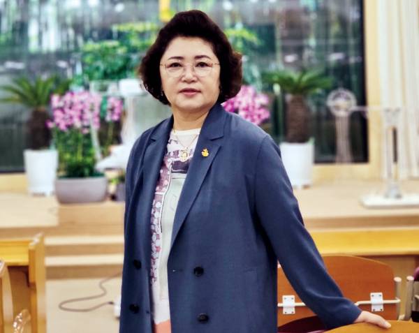 김영심 대전겨자씨교회 목사가 지난 11일 대전 유성에 있는 교회 예배당에서 기념촬영을 하고 있다.     대전겨자씨교회 제공