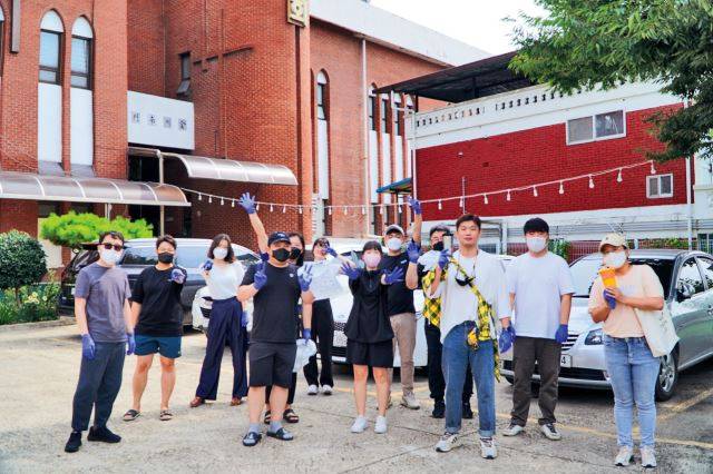 기장청년연합회와 기장 생태공동체운동본부, 기독환경운동연대가 12~13일 전북 전주에서 ‘2022 청년연합수련회’를 진행했다. 청년들이 13일 남문교회 주변에서 함께 걷고 쓰레기를 주우며 플로깅을 하고 있다. 기장청년연합회 제공