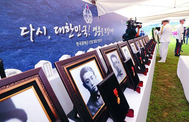 국립대전현충원에서 14일 광복군 선열 17위의 합동안장식이 거행되고 있다. 서울 수유리 광복군 합동묘역에 안장됐던 선열 17위는 광복 77주년을 맞아 국립묘지에서 영면에 들었다. 연합뉴스