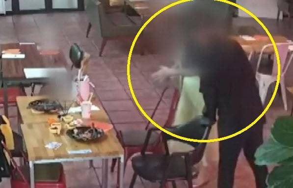 유튜버 A씨와 그 일행이 음식값을 놓고 사기극을 벌이는 모습이 식당 CCTV에 포착됐다. KBS 보도화면 캡처