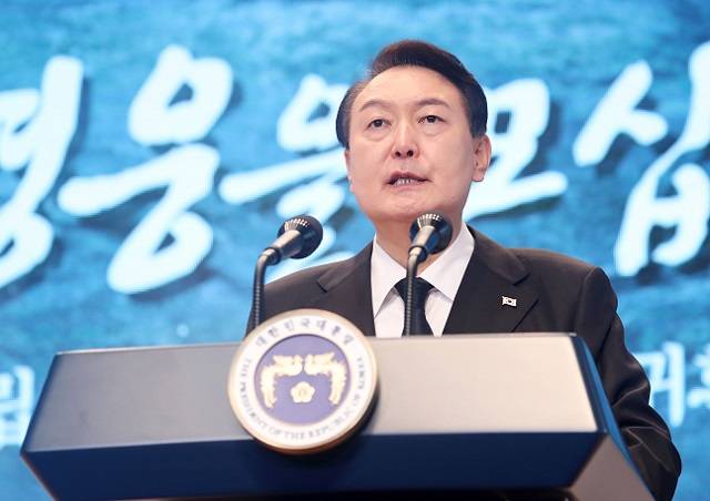 윤석열 대통령이 14일 서울 동작구 국립서울현충원 현충관에서 열린 한국광복군 선열 합동 봉송식에서 추모사를 하고 있다. 뉴시스