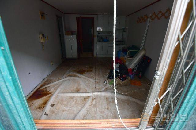 밖에서 훤하게 보이는 침수된 방.