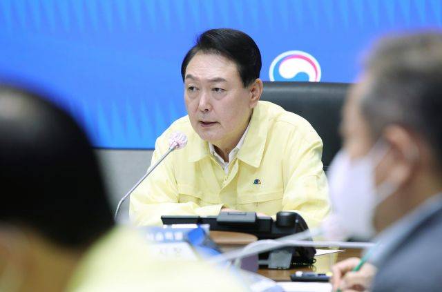 윤석열 대통령이 지난 10일 오전 서울 정부서울청사 중앙재난안전상황실 서울상황센터에서 열린 하천홍수 및 도심침수 대책회의를 주재하고 있다.