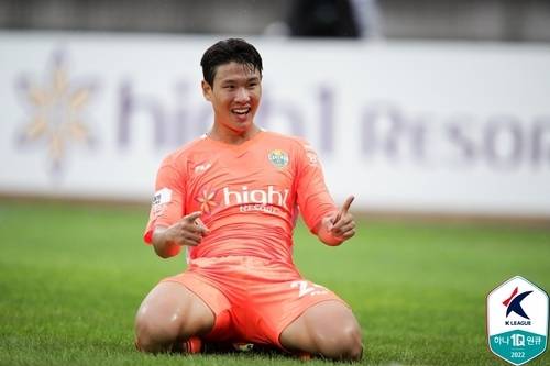 수원FC를 상대로 동점골을 넣은 강원 김진호의 세리머니.[한국프로축구연맹 제공]