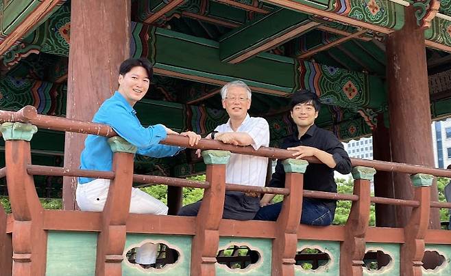 지난 7월말 서울시 중구 필동에 위치한 남산골 한옥마을을 찾은 시프트바이오 공동창업자들. 좌로부터 이원용 CEO, 김인산 KIST 책임연구원, 남기훈 COO. [신현규 기자]