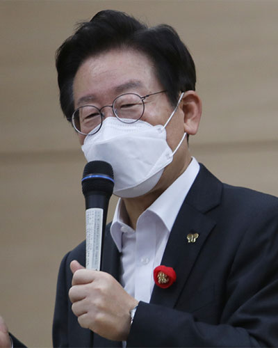 이재명 더불어민주당 당대표 후보가 15일 전남 순천대 산학협력관에서 열린 토크콘서트에서 발언하고 있다. [사진 출처 = 연합뉴스]