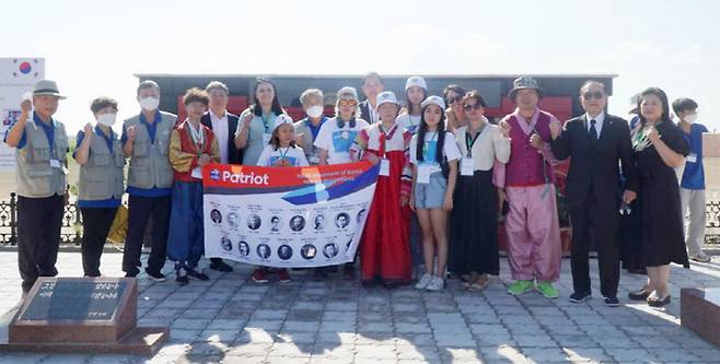 라종억 통일문화연구원 이사장(오른쪽 둘째)이 지난 11일(현지시간) 카자흐스탄 우슈토베에서 열린 고려인 항일 독립운동가 추모의 벽 제막식에서 후손들과 함께 기념촬영을 하고 있다. [사진 제공 = 통일문화연구원]