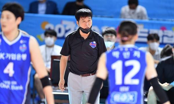 김호철 감독이 준결승 진출 실패의 잘못을 자신에게 돌렸다. 사진=한국배구연맹 제공