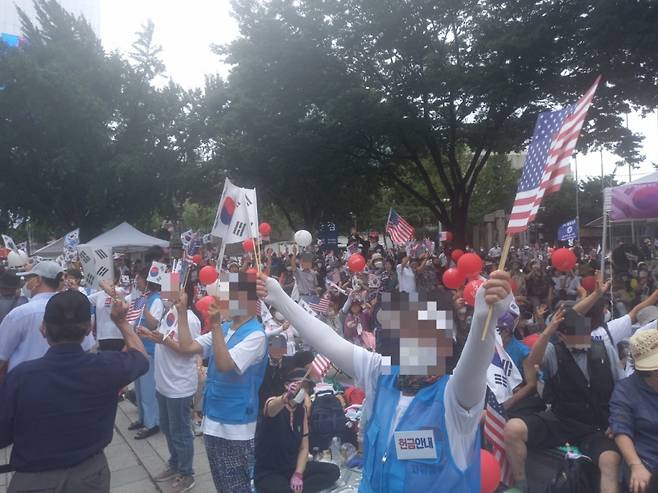 광복절 당일인 15일 오후 전광훈 목사가 이끄는 자유통일당(전 국민혁명당)이 광화문광장 주변에서 '일천만 국민대회'를 열었다. 이날 집회에는 주최 측 추산 1만여명이 참가했다. 서울시 방침상 광화문광장 내 집회는 현실적으로 어려워서 이들은 광장을 둘러싸고 집회를 했다./사진=김성진 기자