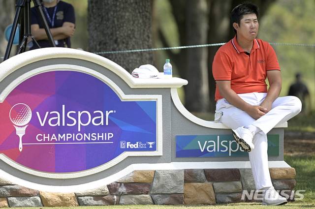 [팜하버=AP/뉴시스]안병훈이 2일(현지시간) 미 플로리다주 팜 하버의 이니스브룩 리조트 코퍼헤드 코스에서 열린 미국프로골프(PGA) 투어 발스파 챔피언십 최종라운드 8번 홀에서 경기 순서를 기다리고 있다. 안병훈은 최종합계 5오버파 289타로 67위를 기록하며 대회를 마쳤다. 2021.05.03.