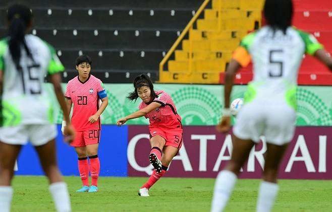 [서울=뉴시스] 전진환 기자 = 15일 코스타리카 알라후엘라의 알레한드로 모레라 소토 스타디움에서 열린 여자 20세 이하 축구대표팀과 나이지리아의 2022 국제축구연맹(FIFA) U-20 월드컵 본선 C조 2차전에서 이수인이 프리킥을 하고 있다. (사진=대한축구협회 제공) 2022.08.15  photo@newsis.com *재판매 및 DB 금지