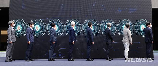 [화성=뉴시스] 김종택기자 = 25일 경기 화성시 삼성전자 화성캠퍼스에서 열린 세계 최초 GAA 기반 3나노 양산 출하식에서 이창양 산업통상자원부 장관과 경계현 삼성전자 대표이사 등 임직원들이 세리머니를 하고 있다. 3나노 공정은 반도체 제조 공정 가운데 가장 앞선 기술이며, GAA 역시 세밀한 제어로 반도체의 효율을 높이는 차세대 핵심 기술로 알려졌다. 2022.07.25. jtk@newsis.com