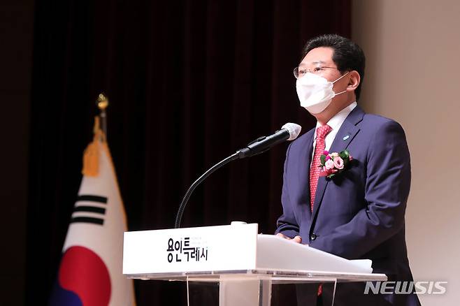 [용인=뉴시스]이상일 용인시장이 15일 용인시청 에이스홀에서 열린 ‘제77주년 광복절 경축식’에서 자유를 지키기 위한 책무에 대해 이야기 하고 있다.