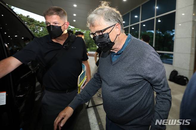 [서울=뉴시스] 백동현 기자 = 빌 게이츠 마이크로소프트(MS) 창업자가 15일 오후 서울 강서구 김포공항 비즈니스항공센터를 통해 입국한 뒤 차량에 탑승하기 위해 이동하고 있다. 2022.08.15. livertrent@newsis.com