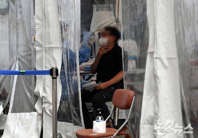 코로나19 신규확진자가 15만 1792명 발생해 119일 만에 최다치를 기록한 지난 10일 오후 서울 양천구보건소 선별진료소에서 시민들이 검사를 받고 있다. 황진환 기자