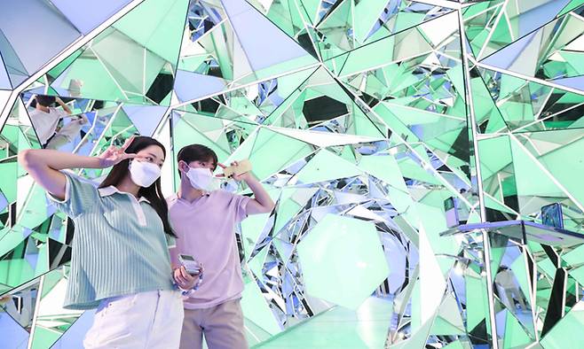 15일 서울 영등포 타임스퀘어 갤럭시 스튜디오에서 방문객들이 삼성전자 폴더블 신제품인 ‘갤럭시 Z 플립4’의 플렉스 캠을 체험하고 있다. 삼성전자는 오는 22일까지 ‘갤럭시 Z 플립4’와 ‘갤럭시 Z 폴드4’ 등 신제품의 사전판매를 진행한다고 이날 밝혔다. 삼성전자 제공