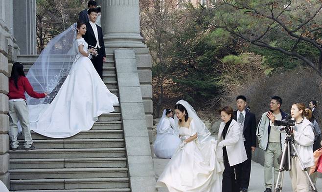 야외 웨딩촬영 명소인 덕수궁에서 신랑·신부들이 웨딩촬영을 하는 모습. 세계일보 자료사진