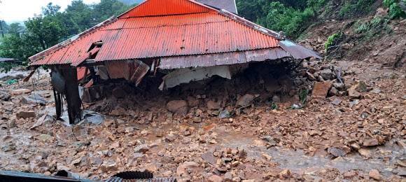 토사물 덮쳐… 지붕만 남은 보금자리  - 충남 청양군에 집중호우가 내린 14일 새벽 장평면 화산2리 야산에서 쏟아져 내려온 토사가 주택을 덮쳐 지붕만 드러나 있다. 지난 13일부터 이날까지 비가 집중된 부여와 청양에서는 2명이 실종된 것을 비롯해 산사태, 농경지 침수 등의 피해가 잇따랐다.청양 연합뉴스