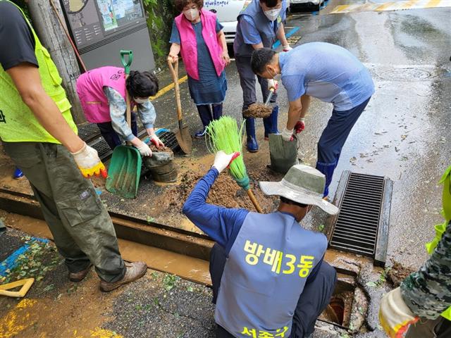 서울 서초구의 ‘민관 응급복구단’이 빗물받이 토사 제거 작업을 펼치고 있다.서초구 제공