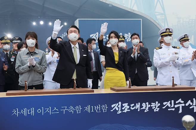 윤석열 대통령과 김건희 여사가 7월28일 울산시 현대중공업에서 열린 차세대 이지스구축함 정조대왕함 안전 항해 기원식을 마친 뒤 인사하고 있다.ⓒ연합뉴스